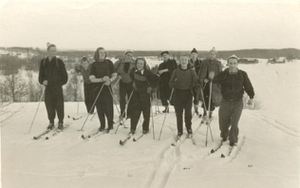 Foto no muzeja krājuma: Madonas slēpotāji ceļā uz Gaiziņkalnu. 1955.gads