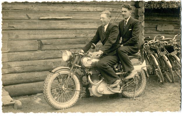 Pie motocikla stūres Ēvalds Kāpostiņš no Ļaudonas “Rūcāniem”, aiz viņa draugs. 1939.gada 18.jūnijā. Foto autors nav zināms