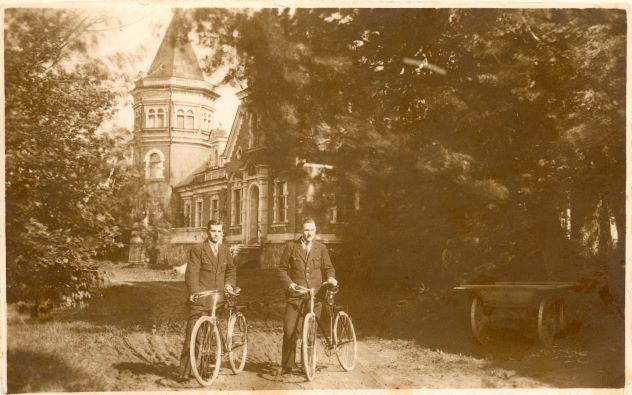 Jauni kungi ar velosipēdiem pie Tolkas muižas Vestienā. 1930.gadi. Foto autors nav zināms