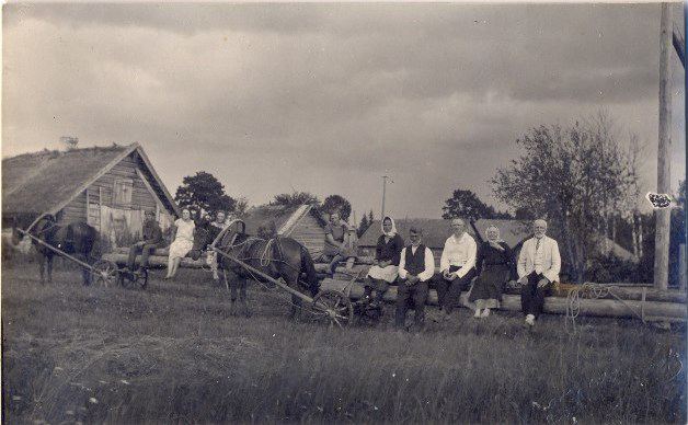 Divi speciālie baļķu vedamie rati. 1920.gadi. Domājams, Madonas apkārtne, Sarkaņi. Jāņa Glīznieka foto