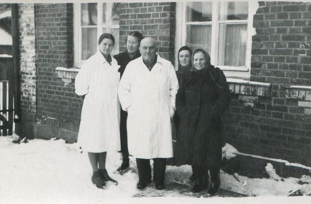 Madonas poliklīnikas darbinieki. No kreisās stāv Skubiņa, Grudule-Zvaigzne, ārsts Gothards Brunovskis, reģistratūras darbinieces Z.Eka un M.Harčenko. 1950.gadi.