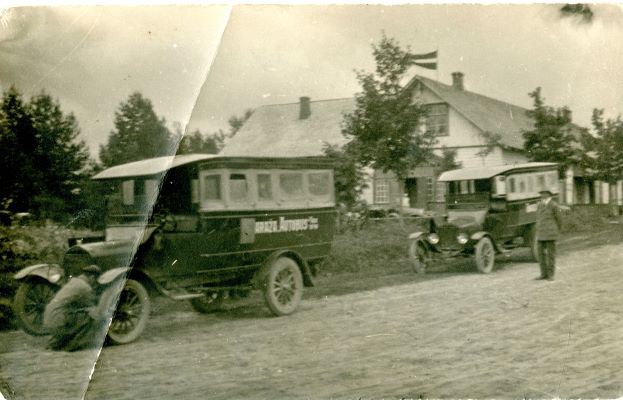 Pirmie privātie autobusi Ērgļos. 1920.gadi. Aleksandra Krūmiņa foto