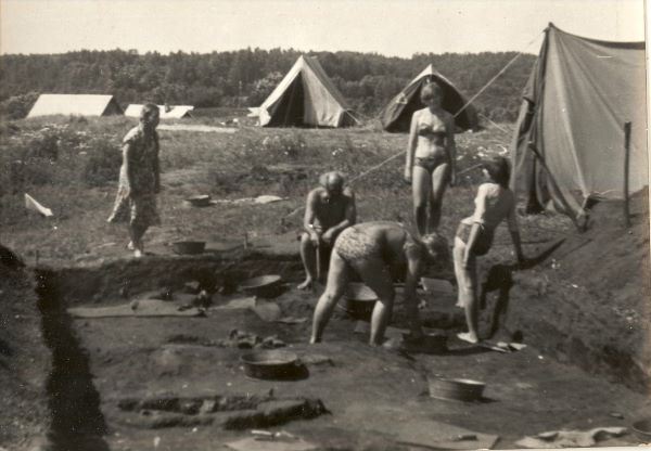 5.	Jauno arheologu pulciņš darbā Aglonā, Madalānu pilskalnā ap 1982.gadu. V.Urtāns sēž izrakumu laukuma malā. I.Gaujēnas foto