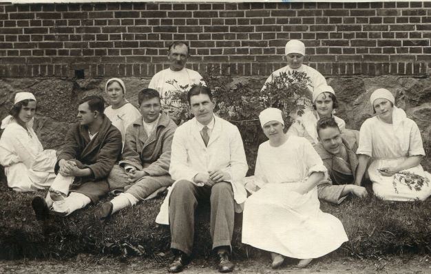 Madonas slimnīcas darbinieki un pacienti pie slimnīcas Blaumaņa ielā. 1930.gadu sākums. E.Zariņas foto