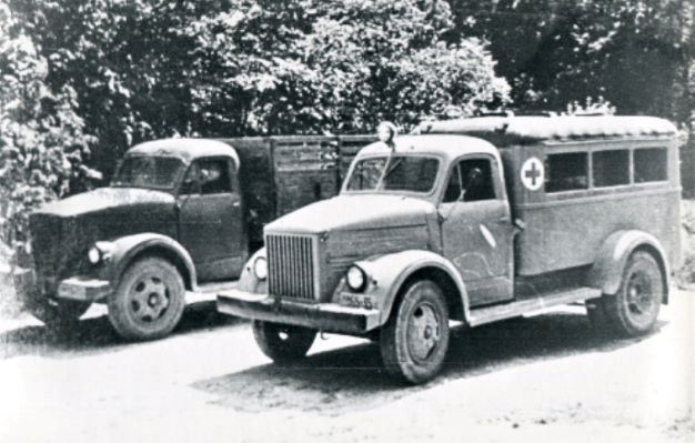 Cesvaines slimnīcas sanitārais auto un smagā automašīna. 1950.gadi 