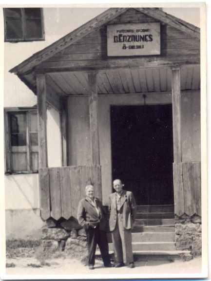 Augusts Lietavietis ar brāli Jāni pie Bērzaunes skolas 1960.gadā